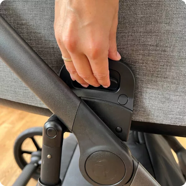 Установка люльки возможна в любом направлении и осуществляется одним движением, для снятия необходимо потянуть за две ручки.