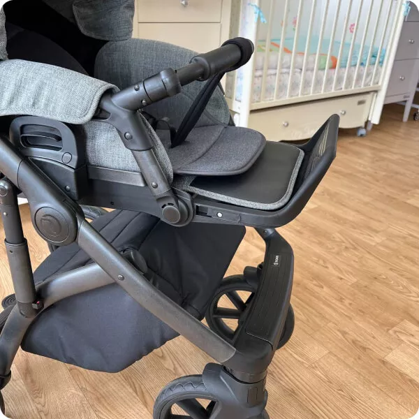 Подножка регулируется по высоте и имеет покрытие из экокожи для защиты от грязи.